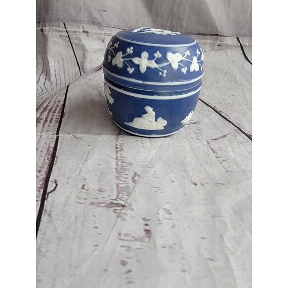 Wedgwood Jasperware lidded jar Trinket Dish - Picture 4 of 10
